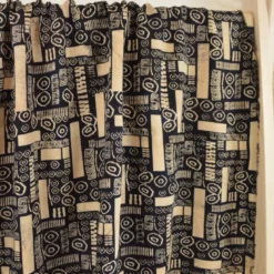 Viscose Batik Java – Motifs géométriques écrus sur fond bleu nuit