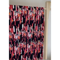 Viscose gaufrée motif graphique rose fond bleu marine