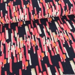 Viscose gaufrée motif graphique rose fond bleu marine