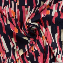 Viscose gaufrée motif graphique rose fond bleu marine