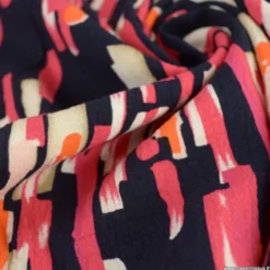 Viscose gaufrée motif graphique rose fond bleu marine