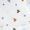 Voile de coton brodé de petites fleurs camel fond blanc