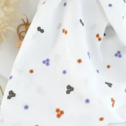 Voile de coton brodé de petites fleurs camel fond blanc