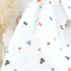 Voile de coton brodé de petites fleurs camel fond blanc