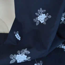 Voile de coton brodé fleurs bleu ciel fond bleu marine