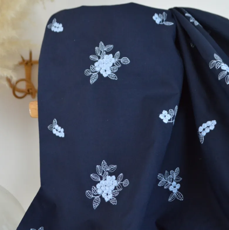 Voile de coton brodé fleurs bleu ciel fond bleu marine