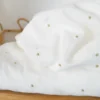 Voile de coton brodé marguerites fond blanc