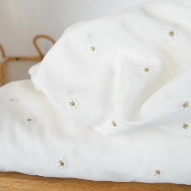 Voile de coton brodé marguerites fond blanc