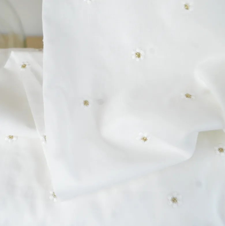 Voile de coton brodé marguerites fond blanc