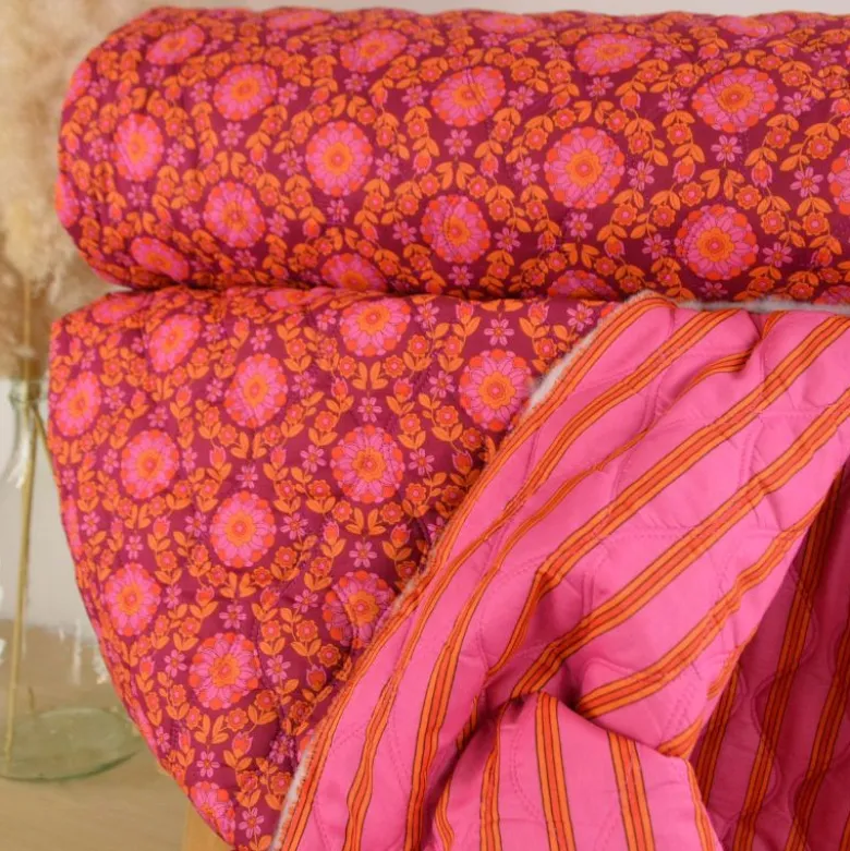 Voile de coton matelassée motif fleurs et rayures rose et bordeaux