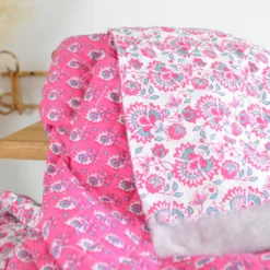 Voile de coton matelassée motif fleurs roses fuchsia