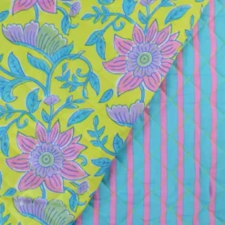 Voile de coton matelassée motif fleurs jaunes et rayures bleues
