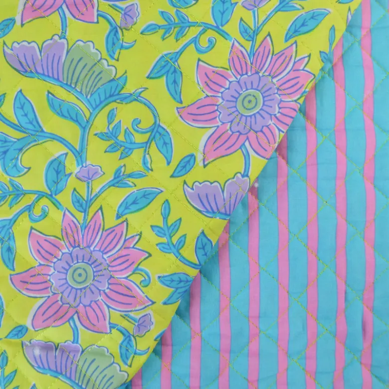 Voile de coton matelassée motif fleurs jaunes et rayures bleues
