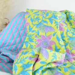 Voile de coton matelassée motif fleurs jaunes et rayures bleues