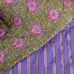 Voile de coton matelassée motif fleurs et rayures vert et violet