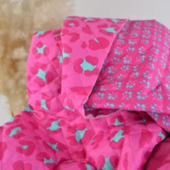 Voile de coton matelassée Ravika motif léopard fond rose fuchsia