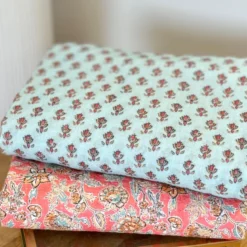 Voile de coton motif fleurs indiennes fond rose - OEKO TEX