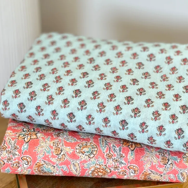 Voile de coton motif fleurs indiennes fond rose - OEKO TEX