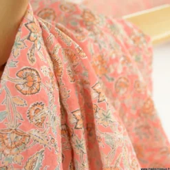 Voile de coton motif fleurs indiennes fond rose - OEKO TEX